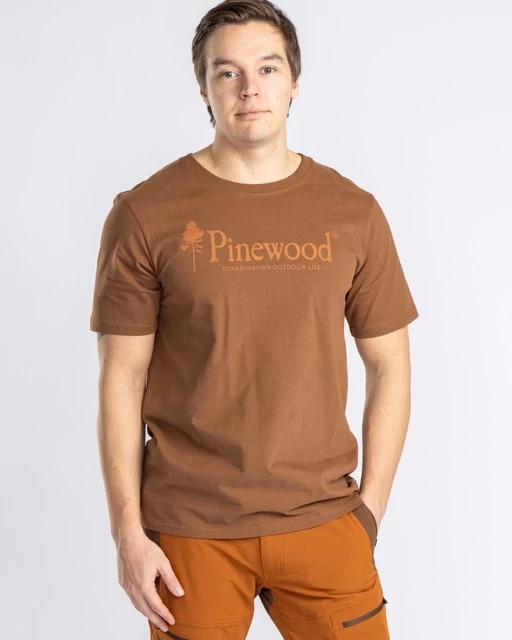 Pinewood Outdoor Life póló nugát színben modellen