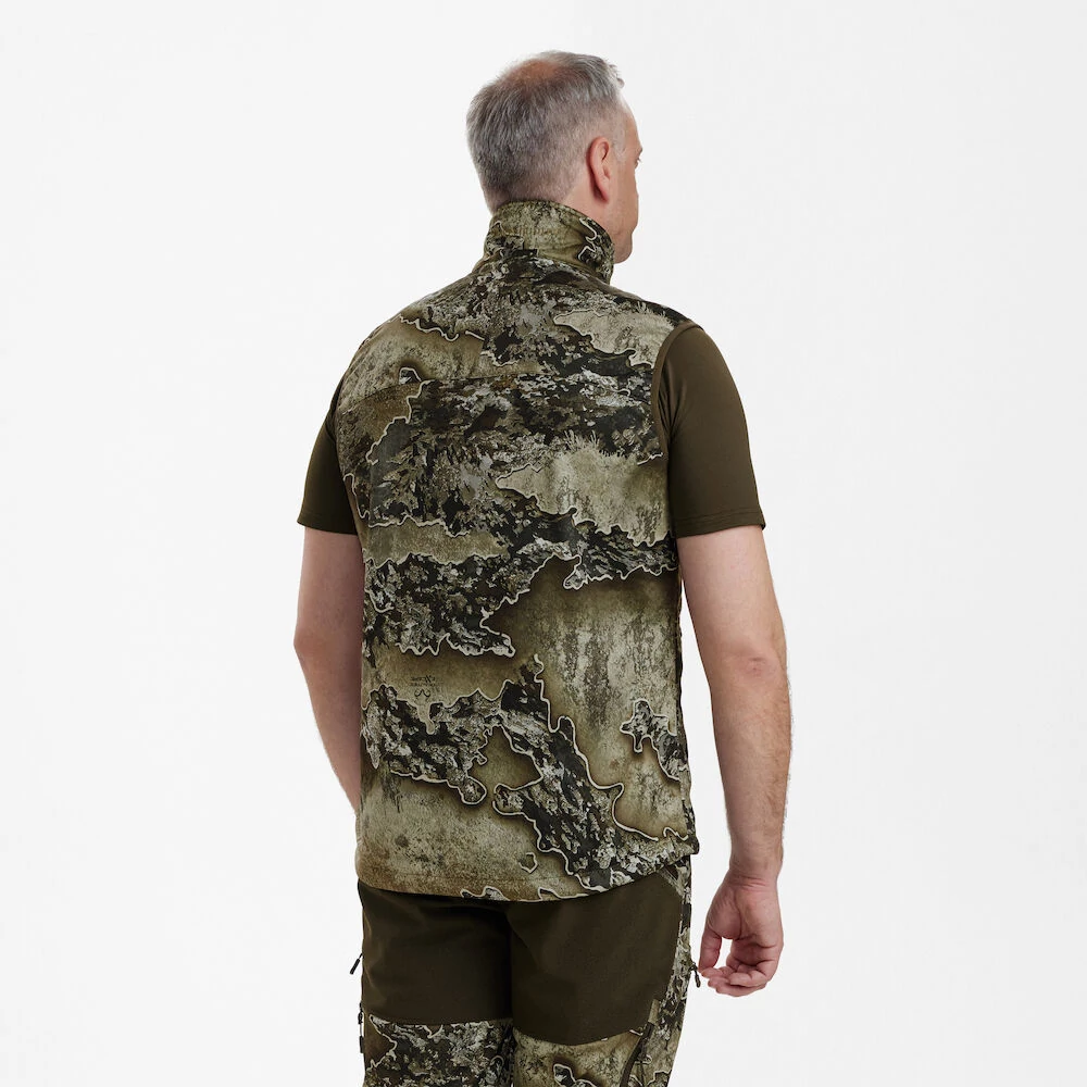 Deerhunter Excape Softshell mellény Realtree Excape terepminta modellen hátulról