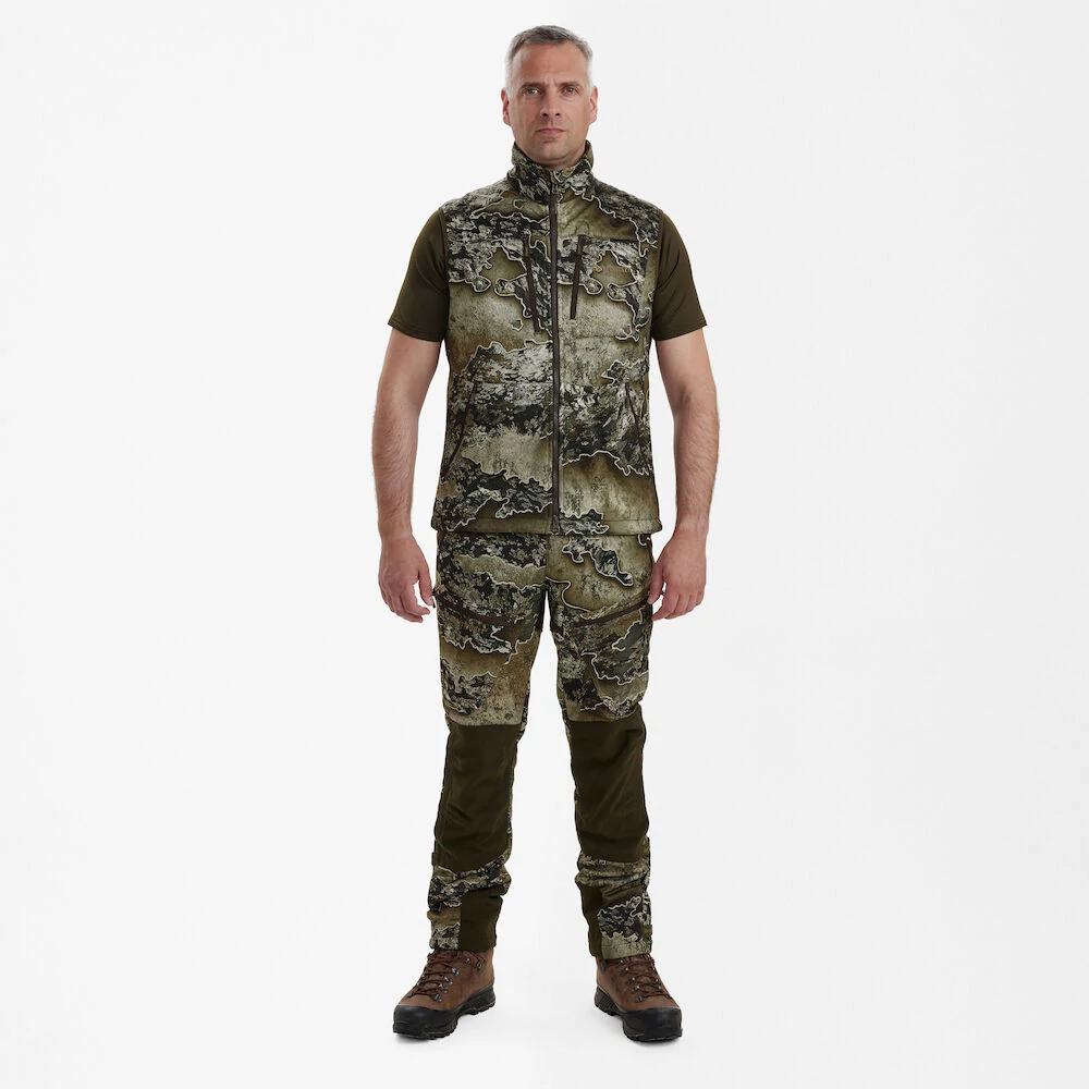Deerhunter Excape Softshell mellény Realtree vízálló cipzáras zsebekkel modellen elölnézetből