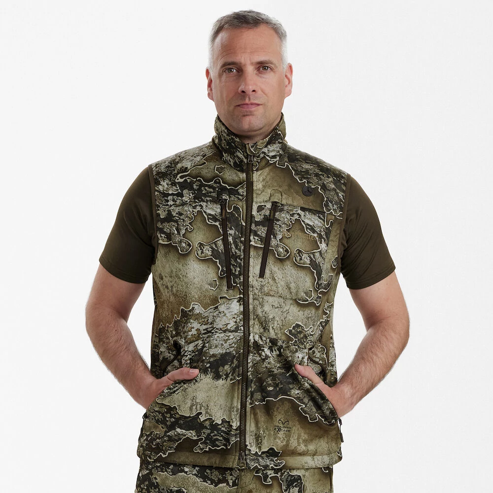 Deerhunter Excape Softshell mellény Realtree részletfotó mellzsebbel és cipzárakkal