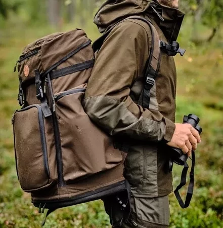 Pinewood Wildmark 2.0 székes hátizsák vadászaton hordás közben