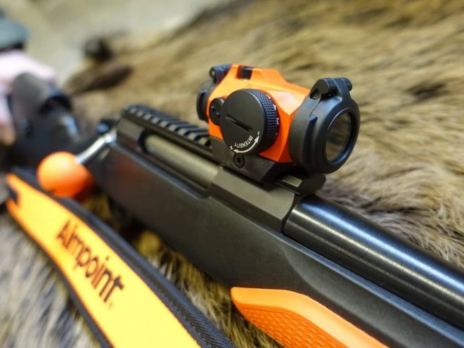 Aimpoint narancs zárdugattyú golyó fegyveren használat közben
