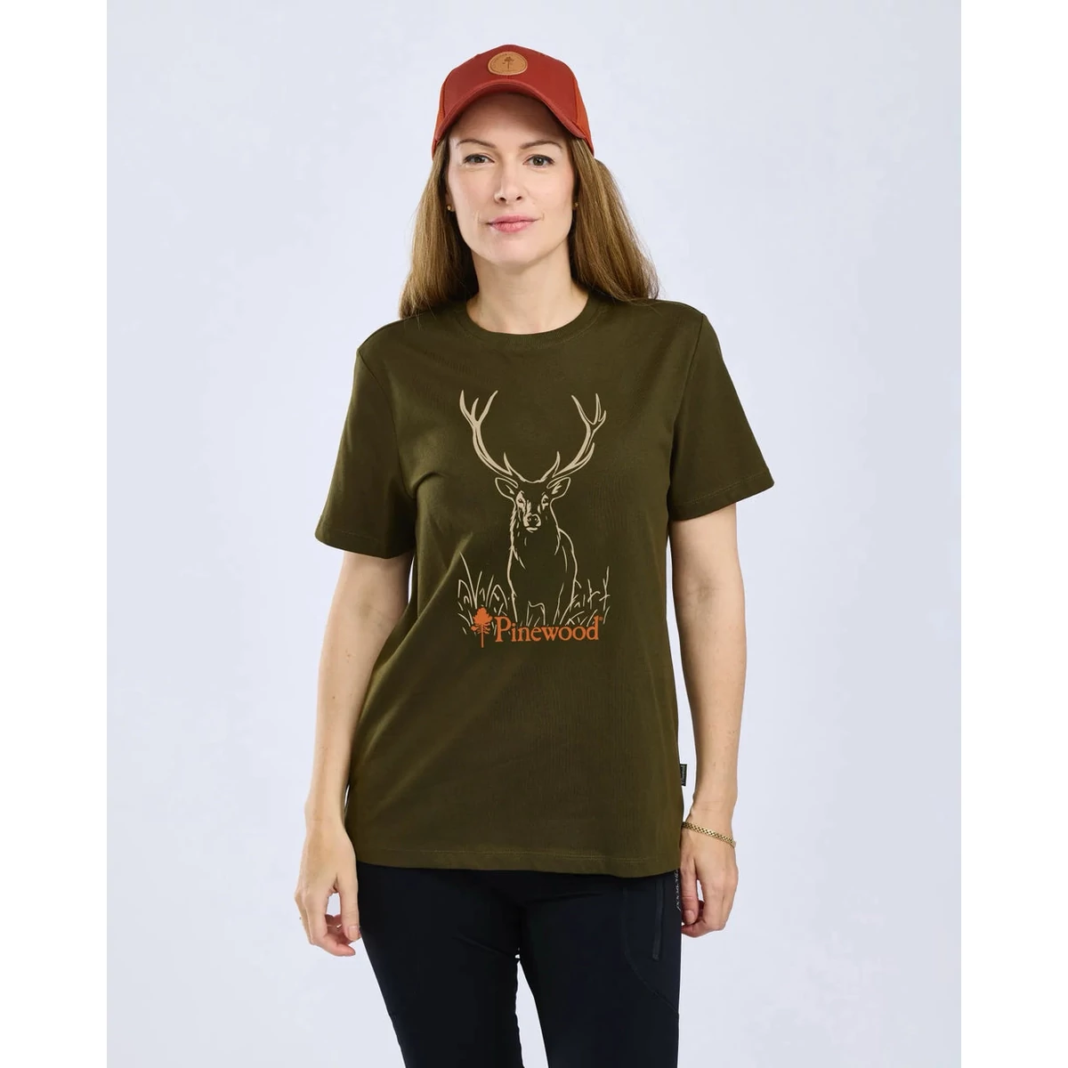 Pinewood Red Deer női póló modellen zöld színben gímszarvas grafikával