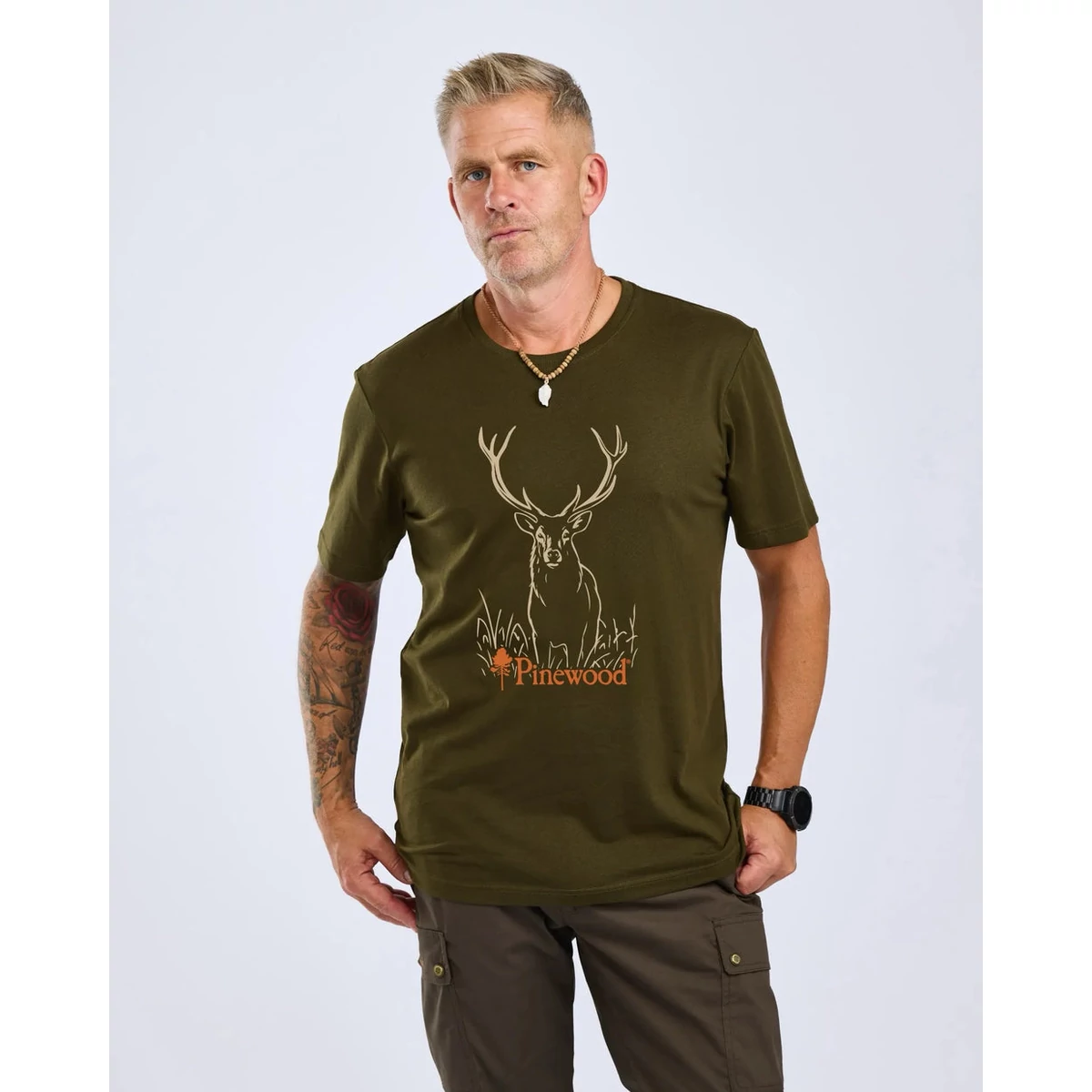 Pinewood Red Deer férfi póló modellen zöld színben gímszarvas grafikával