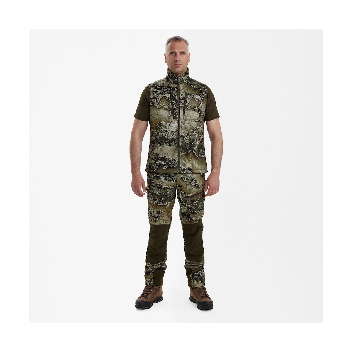Deerhunter Excape Softshell mellény Realtree vízálló cipzáras zsebekkel modellen elölnézetből