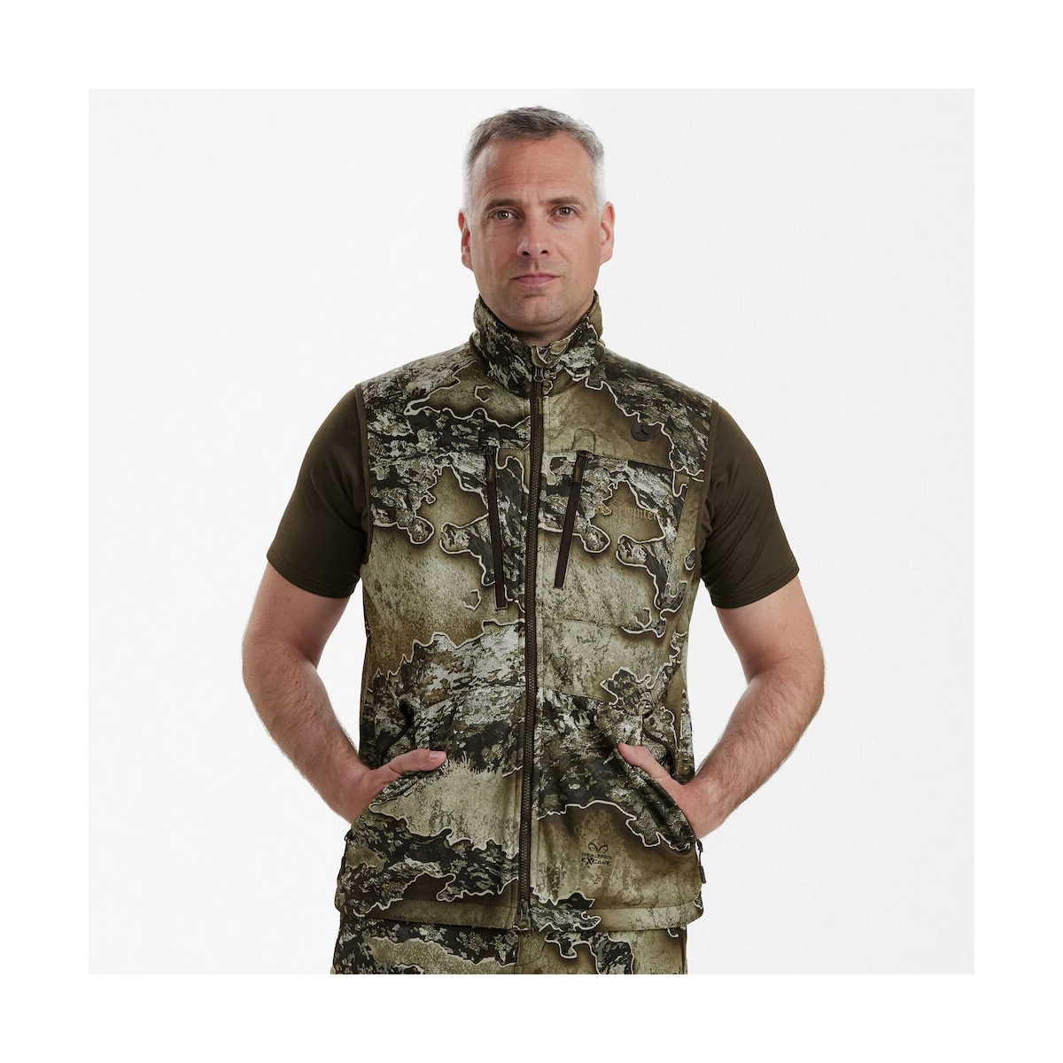 Deerhunter Excape Softshell mellény Realtree részletfotó mellzsebbel és cipzárakkal