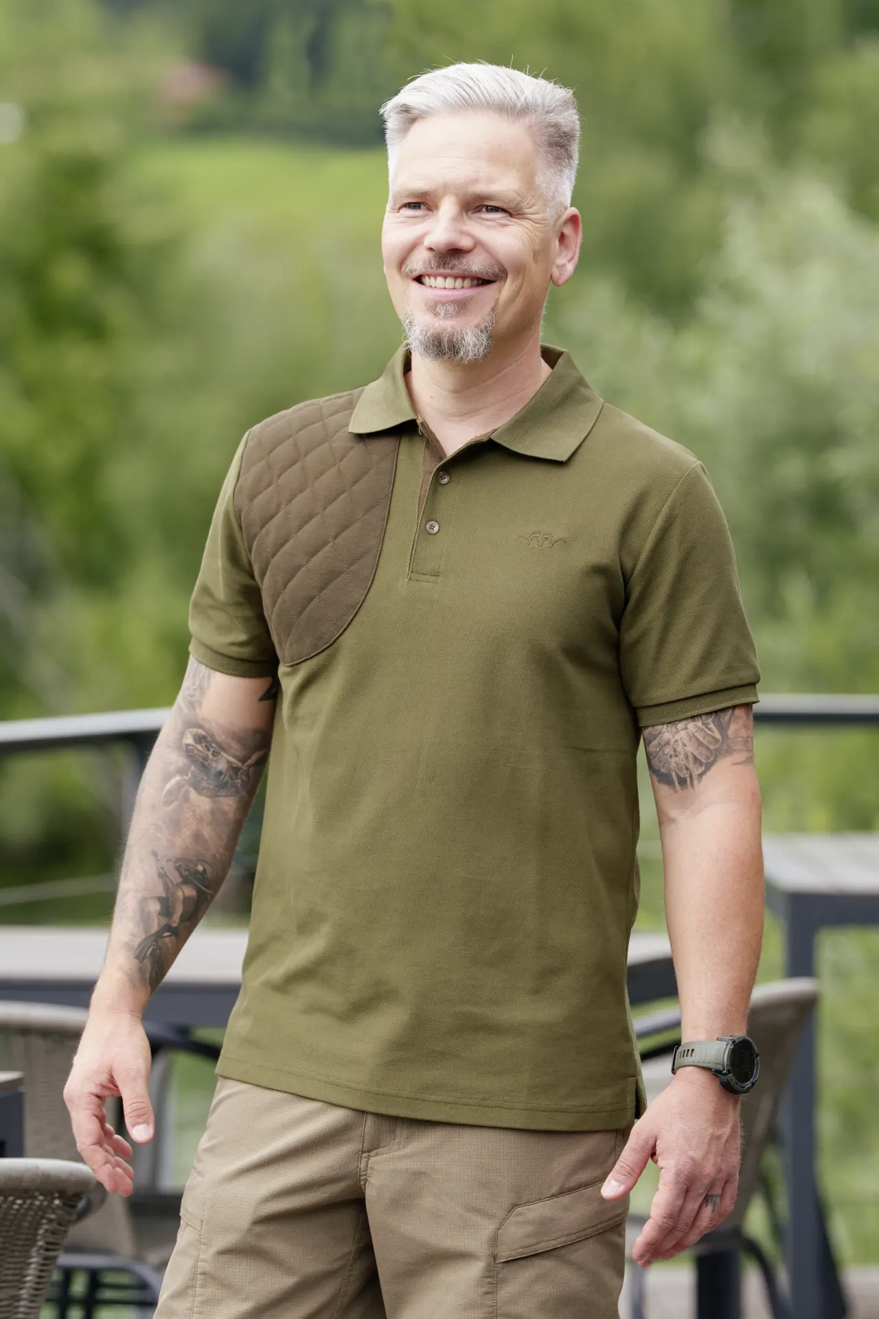 Blaser Shooting Patch galléros póló zöld színben viselve