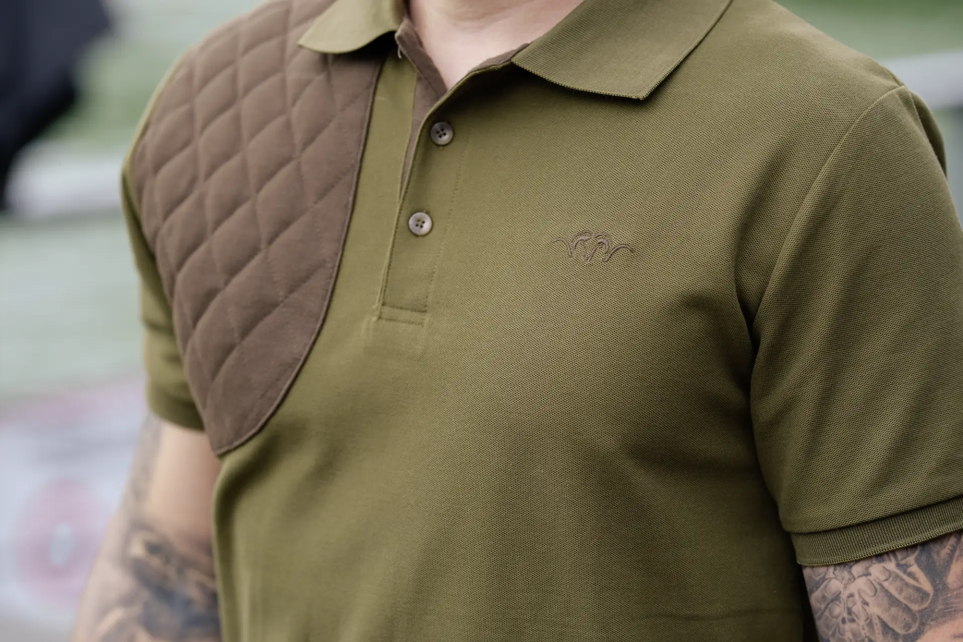 Blaser Shooting Patch galléros póló vállrészlet és mellkasi részlet
