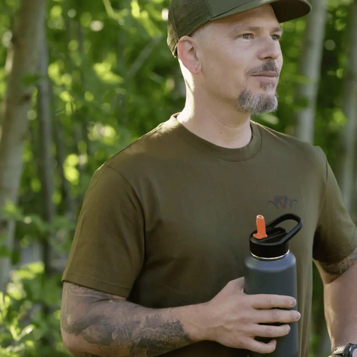 Blaser Argali Badge T26 póló dark olive színben viselve